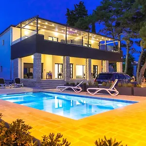 apartments-maris-sveti-filip-i-jakov.hotelinzadar.com/